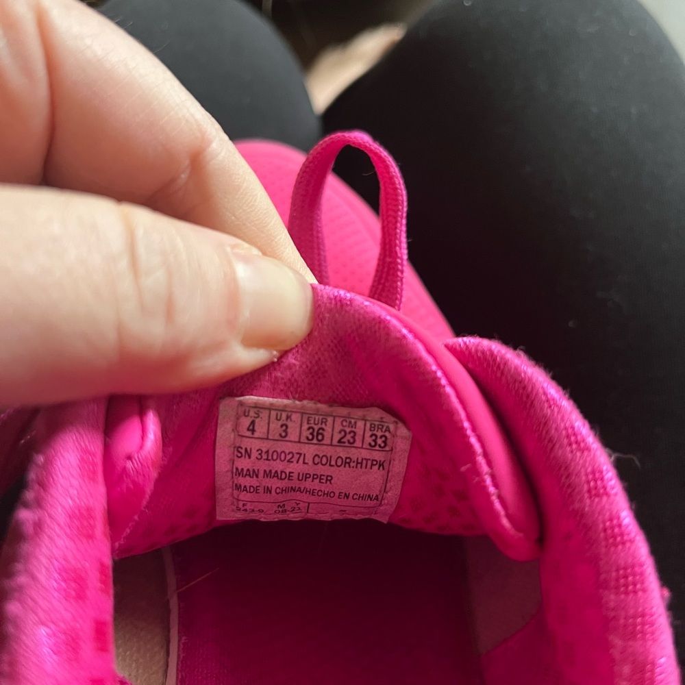 Girls sketchers